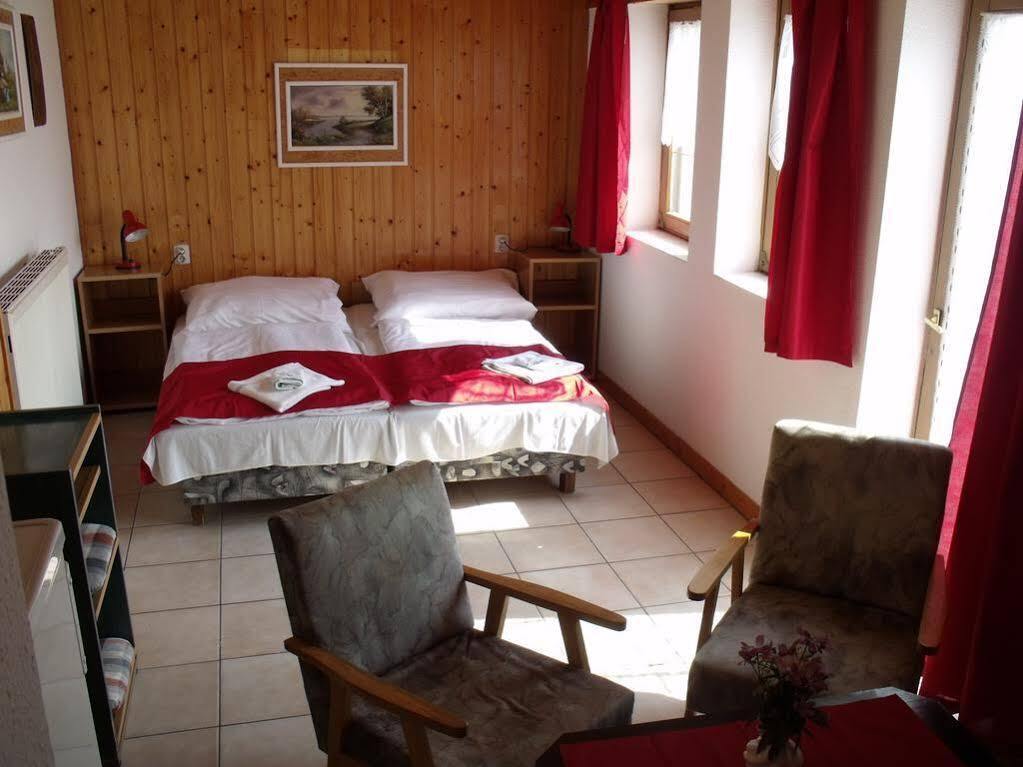 Korona Panzio Bed & Breakfast Balatonfured Luaran gambar